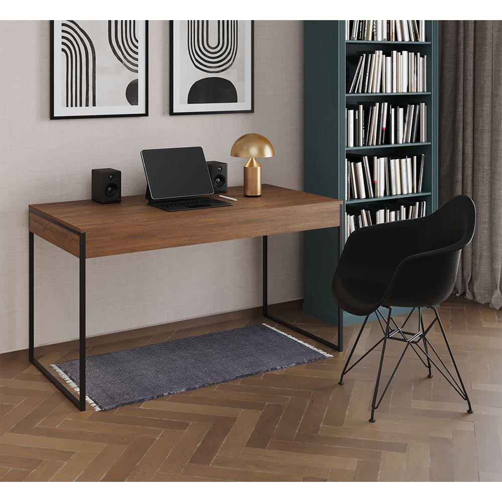 Escrivaninha Industrial Office Estudo Malta Amêndoa 137x53cm com 1 Poltrona Preta Eames Eiffel Base 