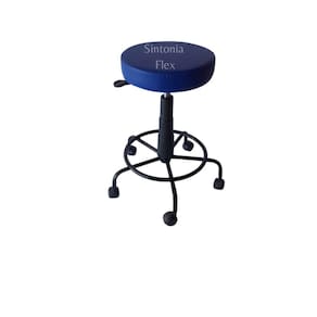 Mocho estética com base de ferro com apoio de pé com rodízio corano azul