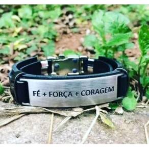 Pulseira Bracelete Couro Sintético Ajustável Aço Inox Manuscrito Fé Força Coragem Religiosa Preto Dourado