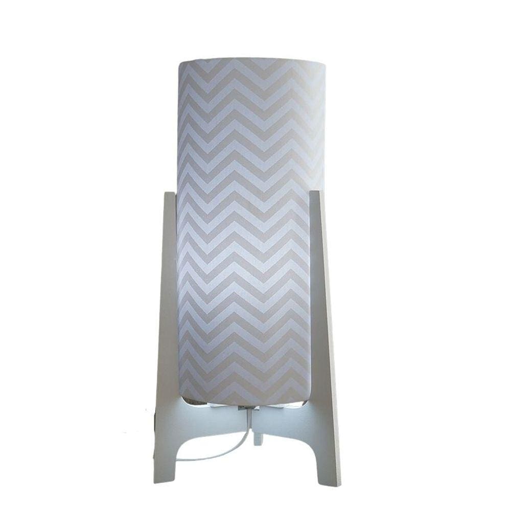 Abajur Tripé Madeira Branca E Cúpula Chevron Branco Bivolt