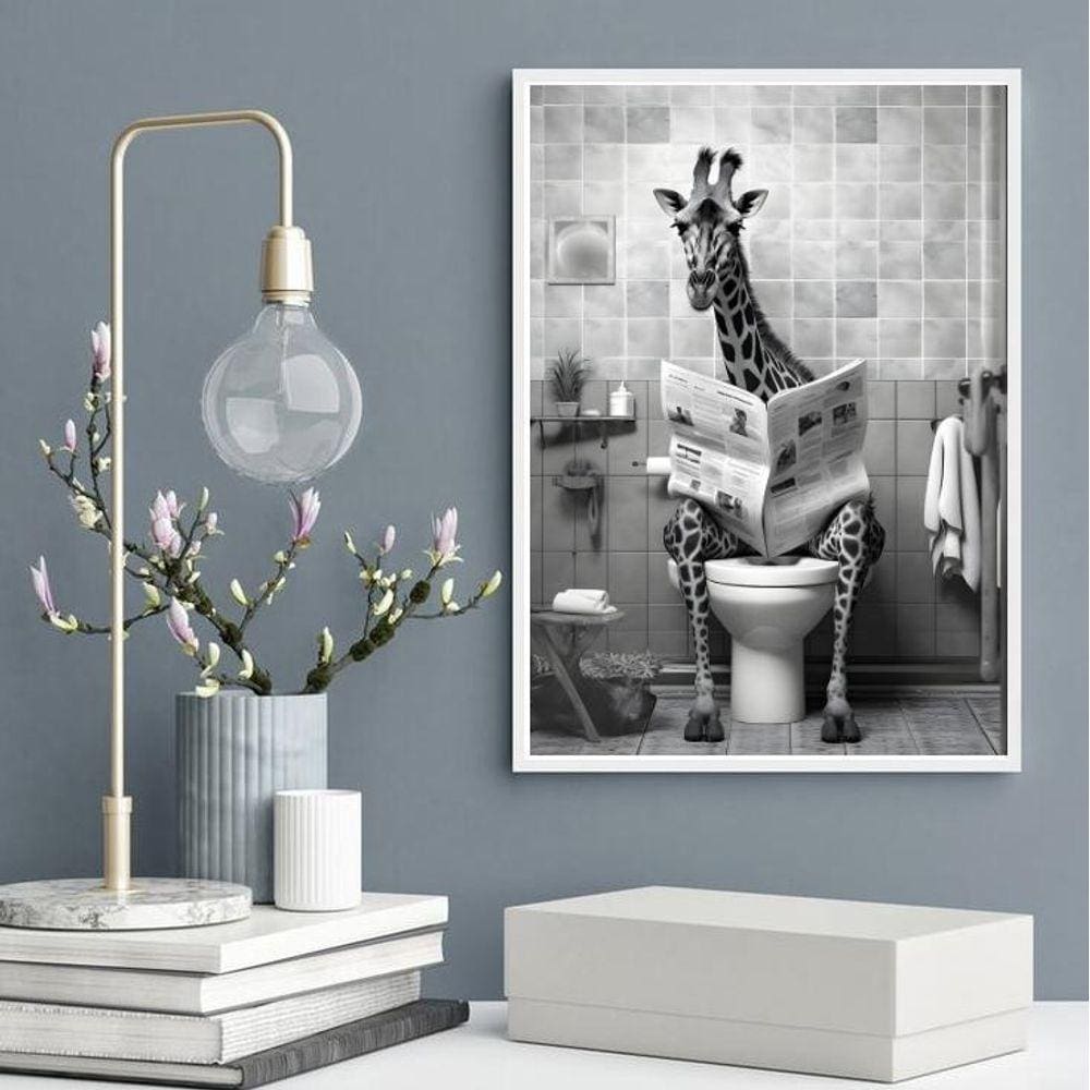 Quadro Girafa No Banheiro Lendo Jornal 33X24Cm - Com Vidro