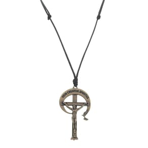 Cordão de Couro com Crucifixo da RCC em Metal Modelo Ouro Velho