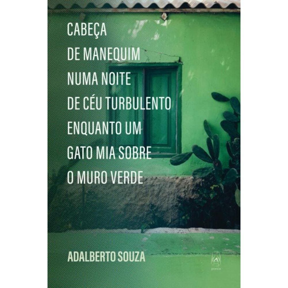 Cabeça de manequim numa noite de céu turbulento enquanto um gato mia sobre o muro verde