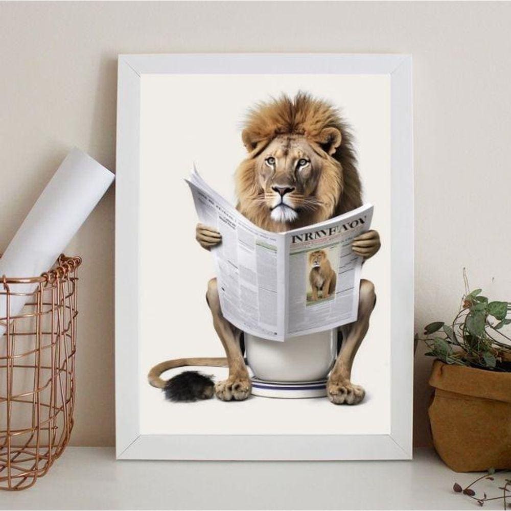 Quadro Leão No Banheiro Lendo Jornal 33X24Cm - Com Vidro
