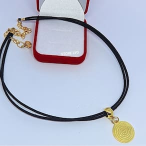 Colar Choker Fio Couro Camurça Duplo Ajustável com Pingente Medalha Oração Pai Nosso Dourado Cordão Feminino Religioso