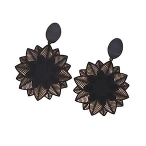 Brincos circulo com flor em renda na cor preto presente