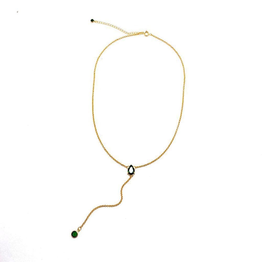 Uma joia em forma de colar na cor esmeralda e dourado