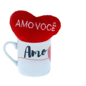 Mini caneca cerâmica com coração de pelúcia - art house