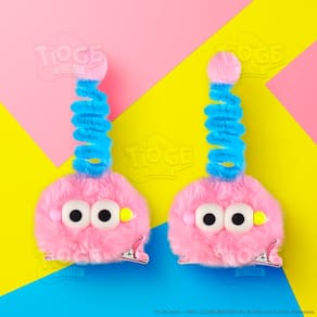 Kit 2 Monstrinhos Bolinha de Pelúcia Antena Espiral Presilha Cabelo Maluco Bichinho Olho Grande Engraçado Rosa Azul