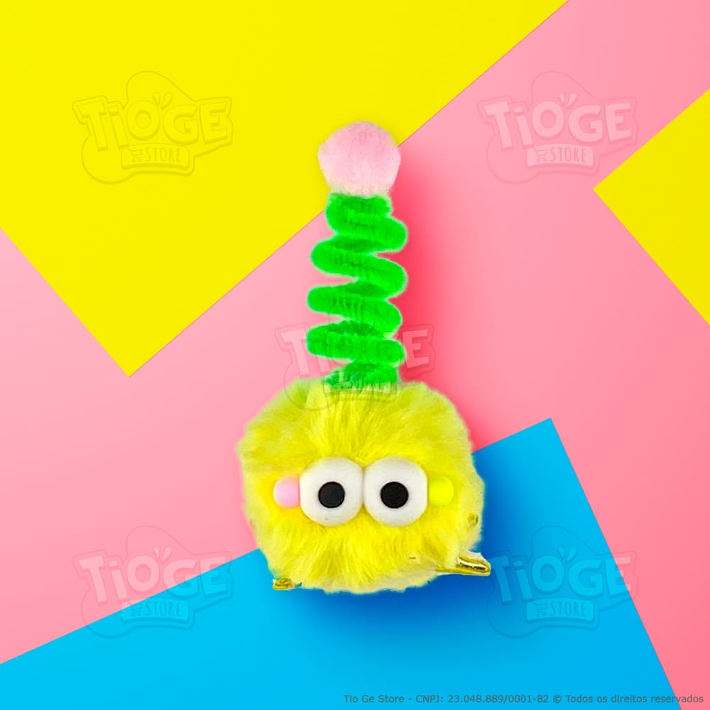 Monstrinho Bolinha de Pelúcia Antena Espiral Presilha Cabelo Maluco Bichinho Olhos Grandes Fofo Engraçado Amarelo Verde