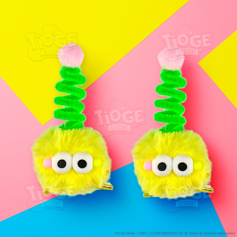 Kit 2 Monstrinhos Bolinha de Pelúcia Antena Espiral Presilha Cabelo Maluco Bichinho Olho Grande Engraçado Amarelo Verde