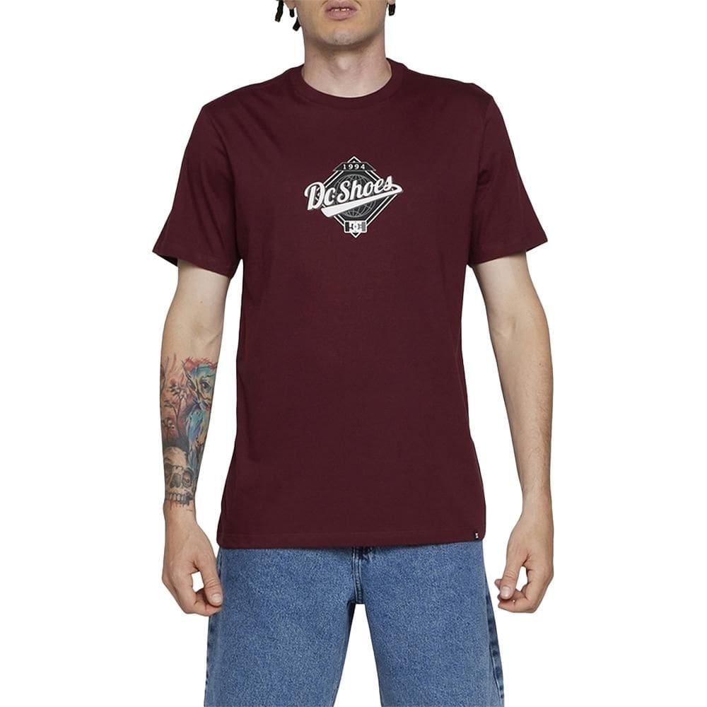 Camiseta DC Shoes World Champ WT24 Masculina Bordô