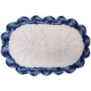 Tapete de crochê barbante oval 75cm branco com borda azul