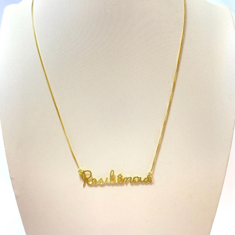 Colar pingente escrito resiliência folheado a ouro