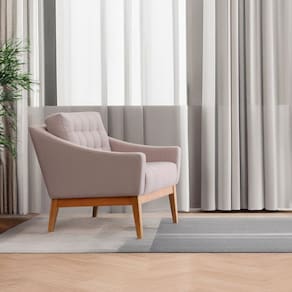 Poltrona com Almofada de Encosto Solta Detalhes em Puxes no Estofado e Base em Madeira Arredo Espresso Móveis Bege Claro / Madeira Natural