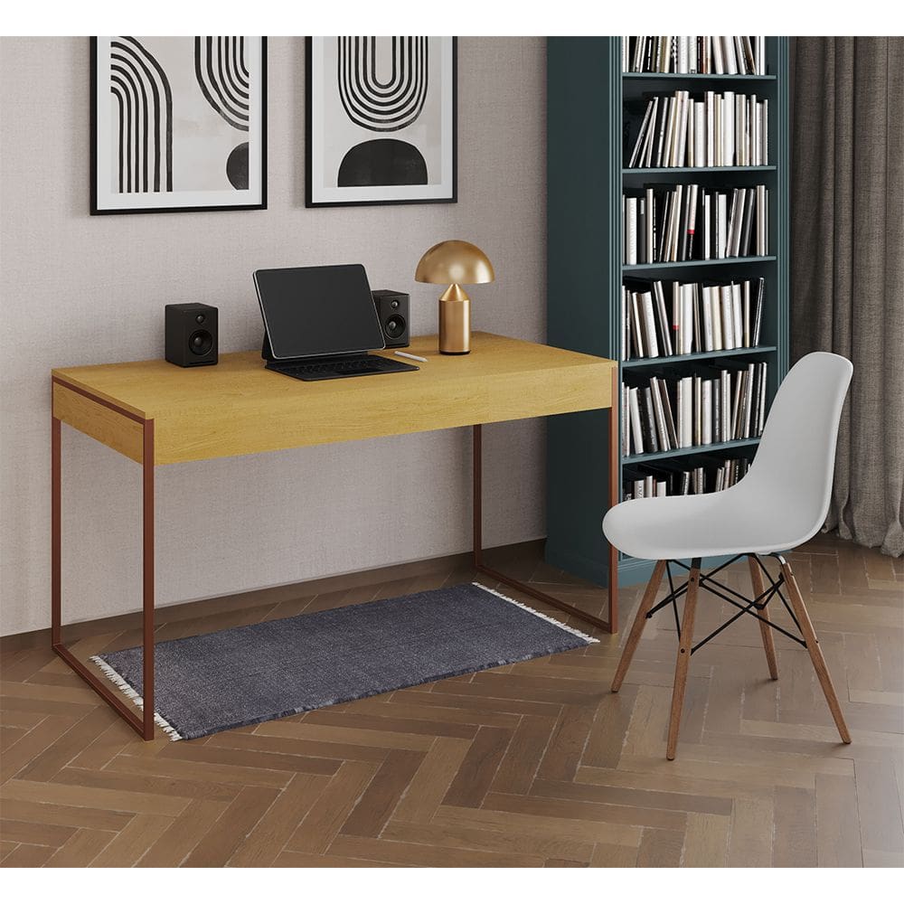 Mesa de Escritório Industrial Malta Canela 137x53cm Base Cobre com 1 Cadeira Branca Eames Eiffel Mad