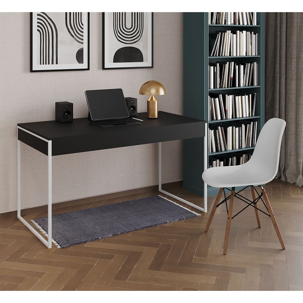 Mesa de Escritório Industrial Malta Preta 137x53cm Base Ferro Branco com 1 Cadeira Branca Eames Eiff