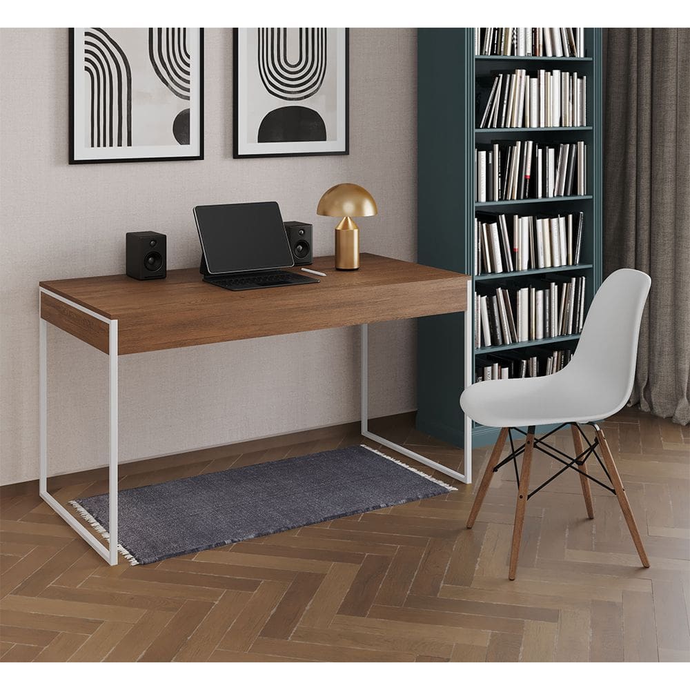 Mesa de Escritório Industrial Malta Amêndoa 137x53cm Base Ferro Branco com 1 Cadeira Branca Eames Ei