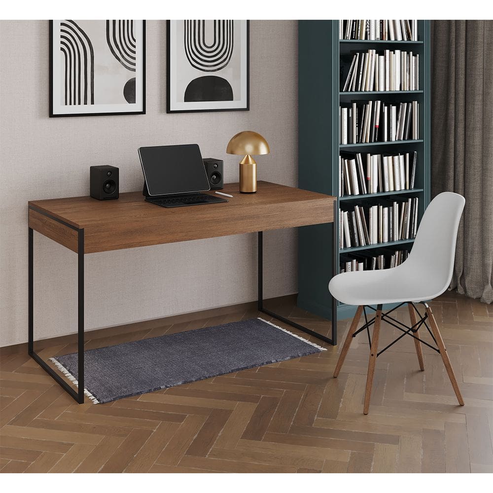 Mesa de Escritório Industrial Malta Amêndoa 137x53cm Base Ferro Preto com 1 Cadeira Branca Eames Eif