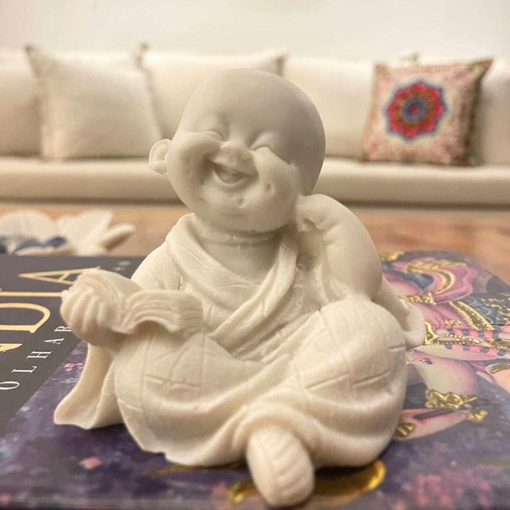 Escultura Mini Monge Com Livro De Pó De Mármore 6Cm