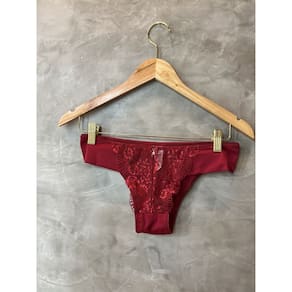 Calcinha Tanga em renda Vermelha, sensual e confortáve e delicada trazendo um romantismo para peça