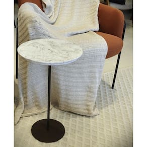 Mesa Lateral Norina BAIXA, tampo redondo MDF/Marmorizado Imerso e base Aço Corten. Marmorizado