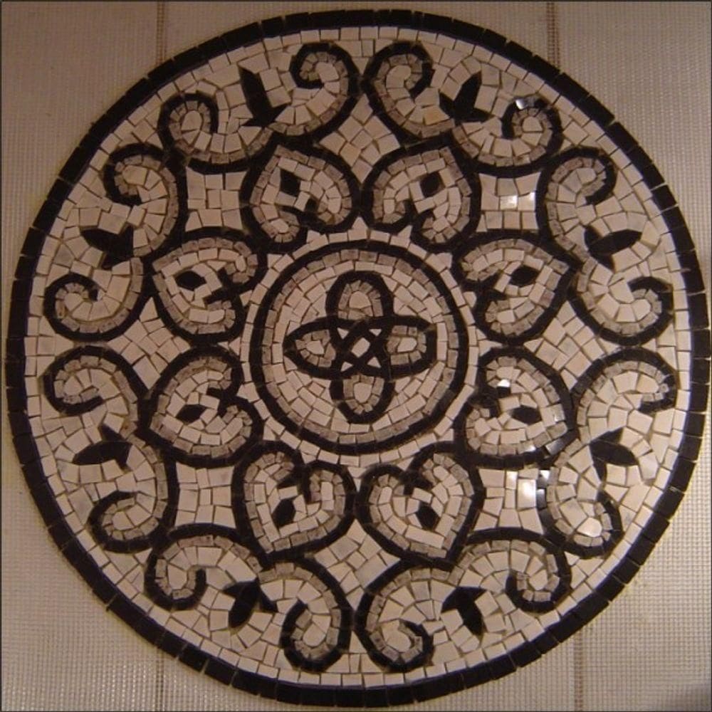 Piso Em Mosaico Romano Itálico Com Detalhes Em Cinza Tamanho 150cm