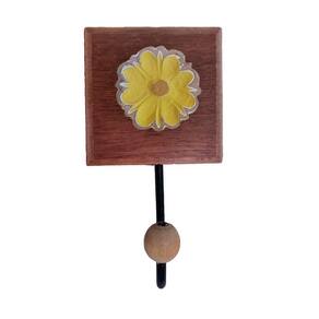 Toalheiro De Madeira E Ferro Banheiro Rustico Flor 3d Colorida Cor Amarelo