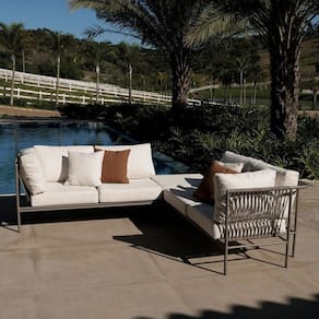 Conjunto Jardim e Varanda 1 Chaise Direita 1 Chaise Esquerda 1 Puff Cabecasa madeiramadeira Champanhe/Quaker areia