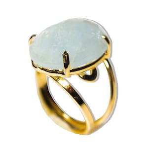 Anel Pedra da Lua Cabochão Facetado na Garra Dourado