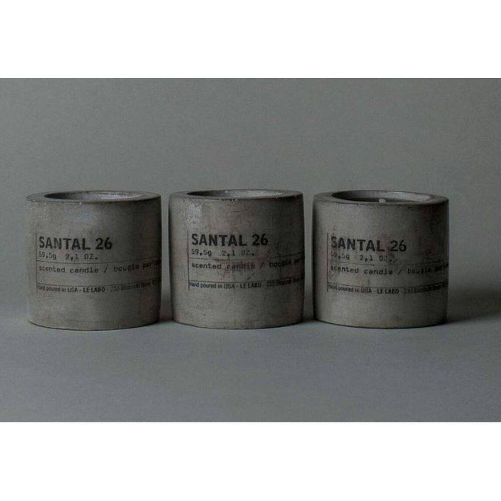 Velas votivas Le Labo SANTAL 26 em vasos de concreto, conjunto de