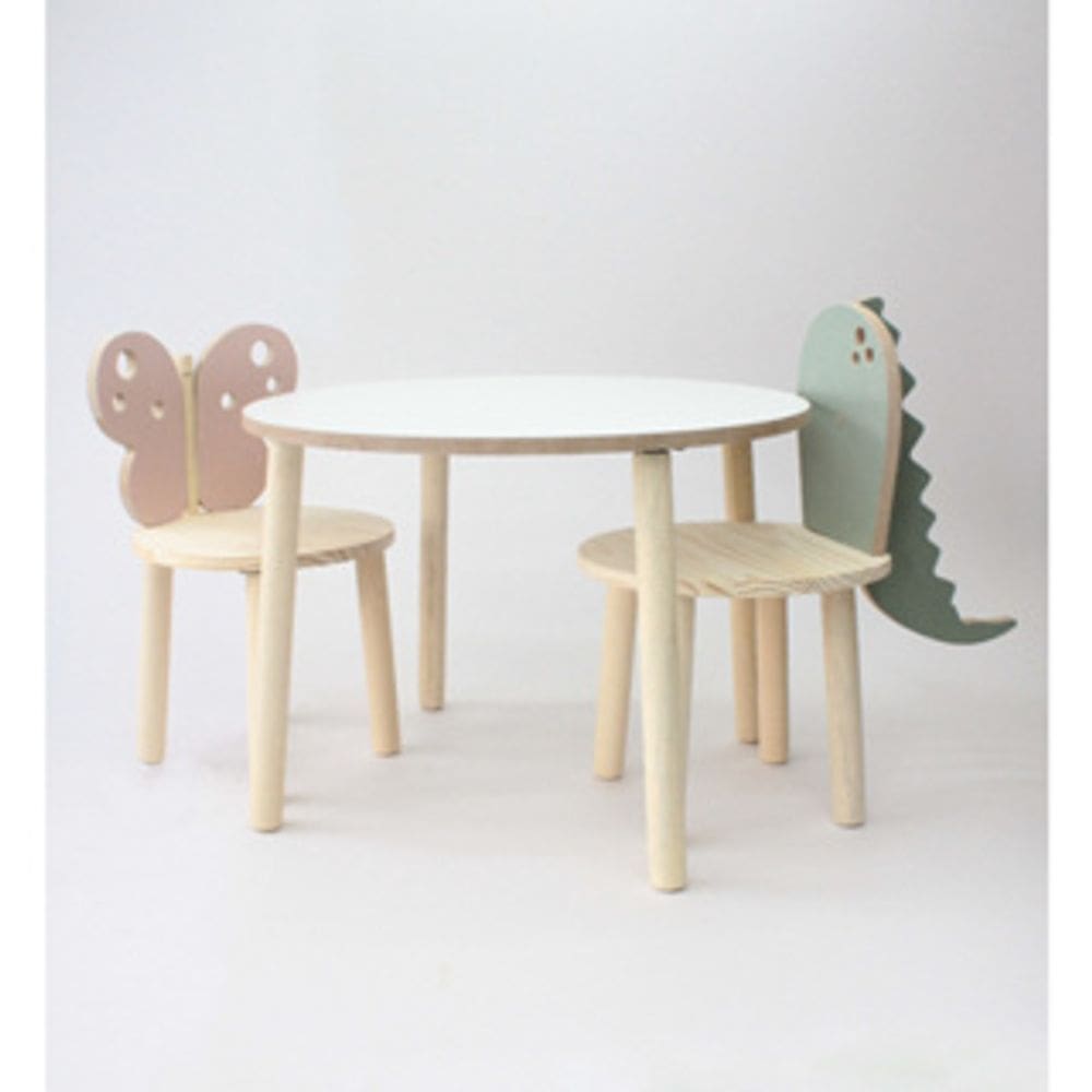 Mesa infantil com cadeira borboleta e dinossauro.