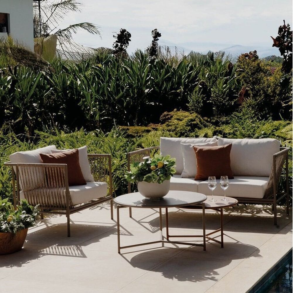 Conjunto Jardim 1 Sofá 1 Poltrona 1 Mesa Baixa 1 Mesa Centro Alta Refúgio Cabecasa Madeiramadeira Champanhe/Quaker areia