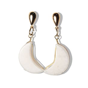 Brinco Meia Lua Pedra Feldspato Branco Acabamento Dourado
