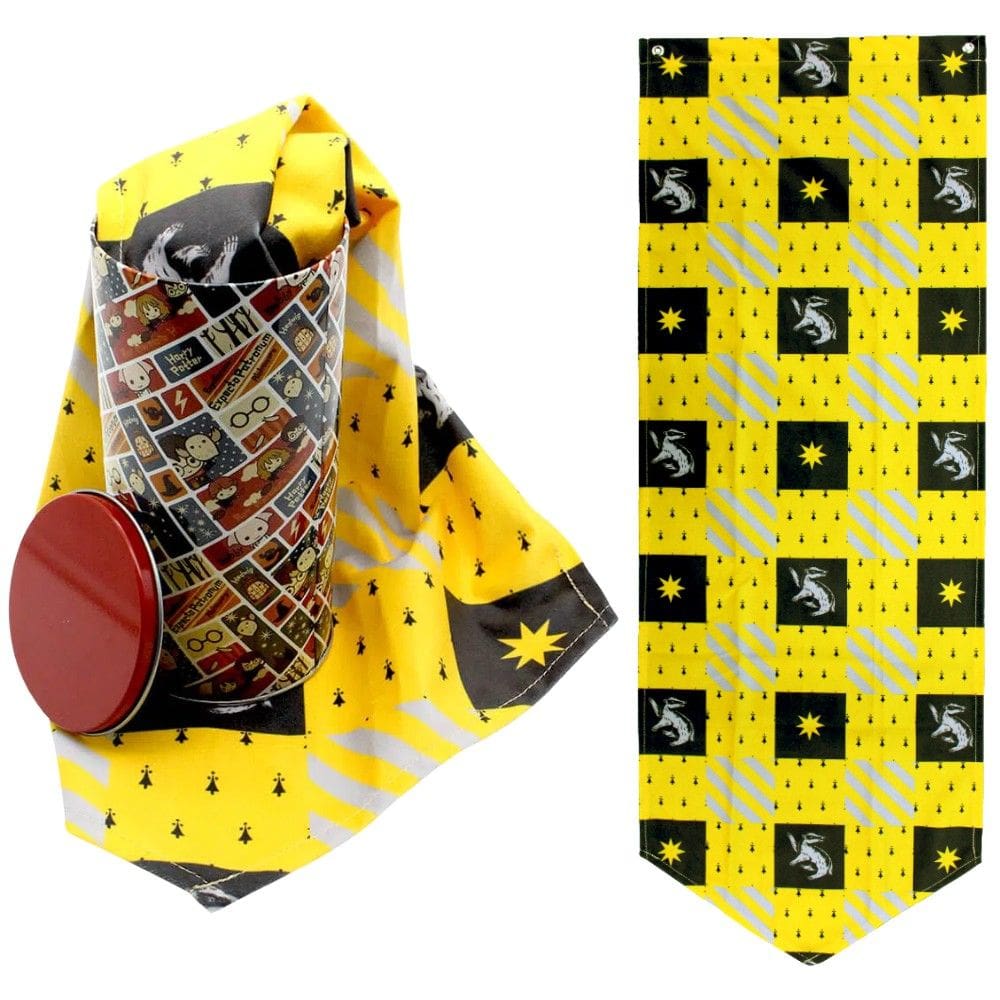 Kit Lufa-Lufa Hufflepuff Flâmula Bandeirola Decorativa Casa Amarela Aveludado + Lata Multiuso Oficial Harry Potter WB