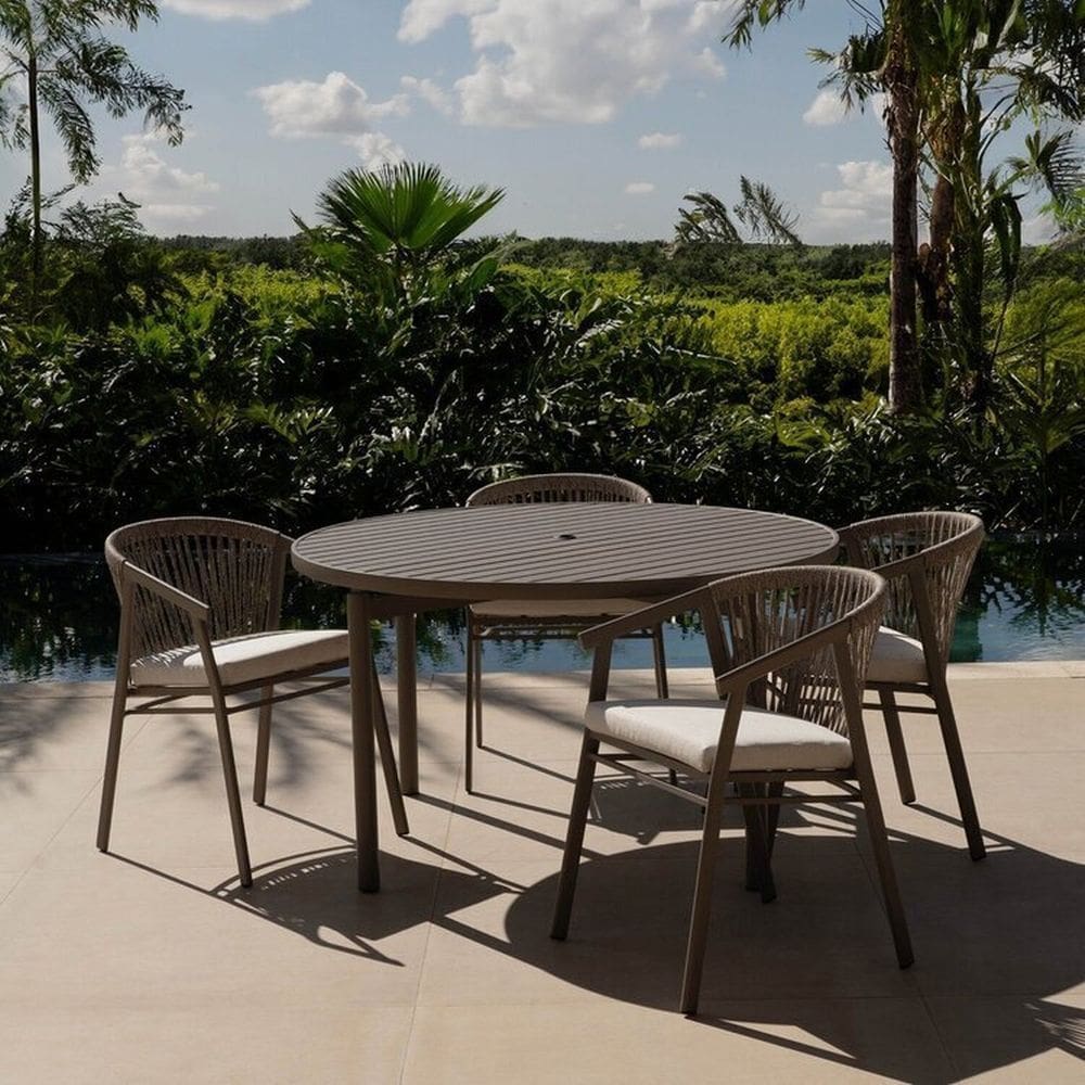 Conjunto Jardim e Varanda 1 Mesa Redonda 130cm 4 Cadeiras com Braços Refúgio Cabecasa Madeiramadeira Champanhe/Quaker areia