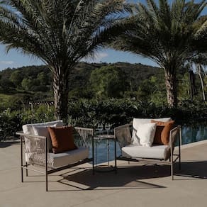 Conjunto Jardim e Varanda 2 Poltronas 1 Mesinha com Alça Refúgio Cabecasa Madeiramadeira Champanhe/Quaker areia