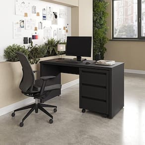 Mesa de Escritório 135cm com Gaveteiro com Rodízio Ficus Cabecasa Madeiramadeira Preto