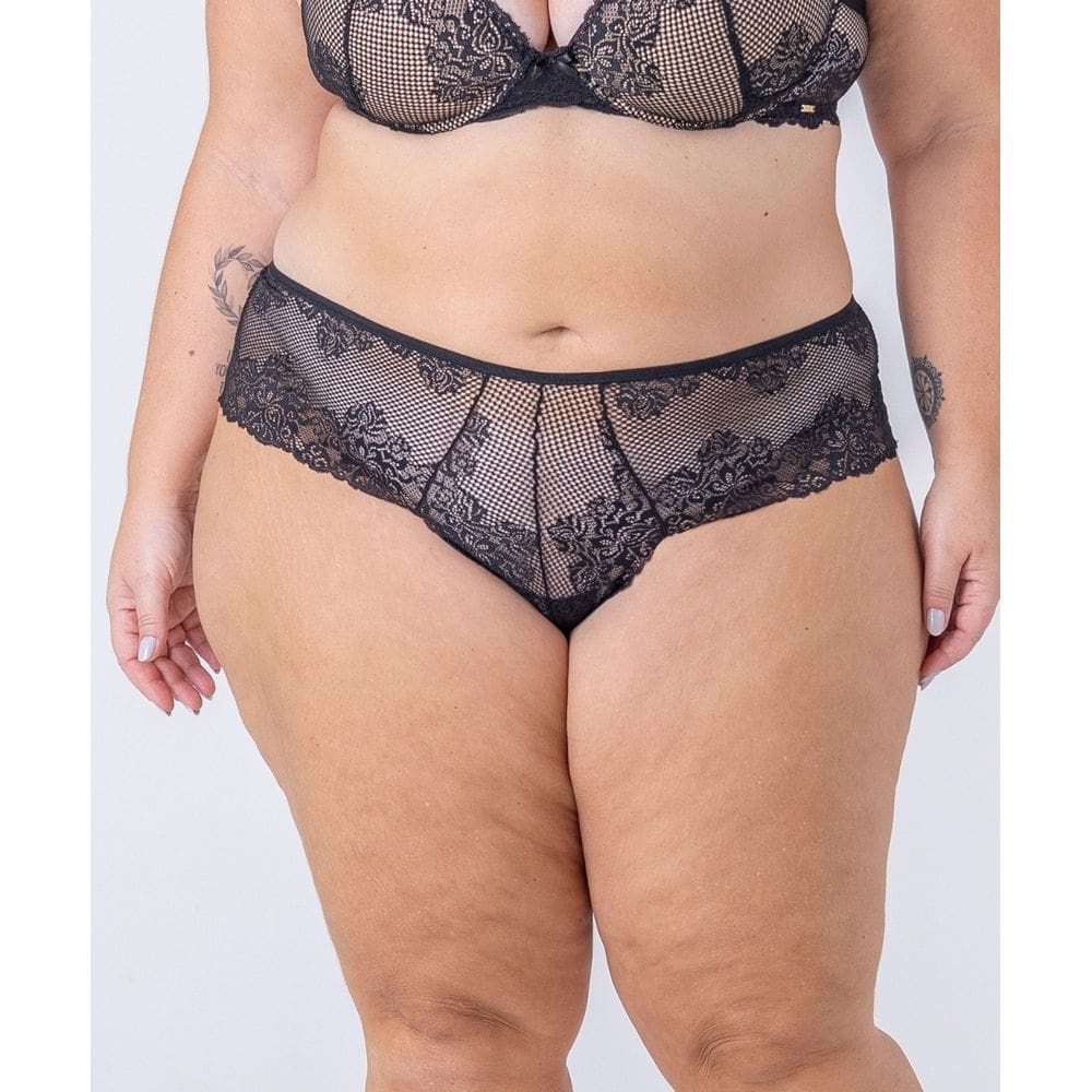 Calcinha plus size calesson todo em renda com laterais largas