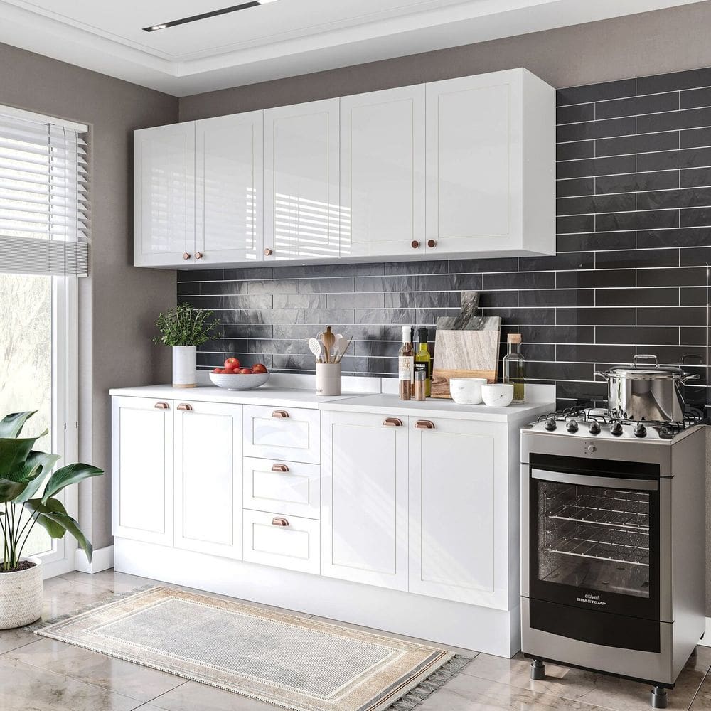 Cozinha Pérola com Rodapé e Tampo Aéreos com 5 Portas, Balcão 2 Gavetas 3 Portas e Balcão 2 Portas Y Branco