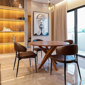 Conjunto Sala de Jantar Mesa Lisboa Madeira Maciça com 4 Cadeiras Bless Marrom/Whisky
