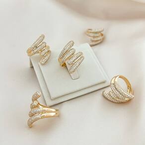 Anel Luxo Cravejado Zircônias Cristais Banhado a Ouro