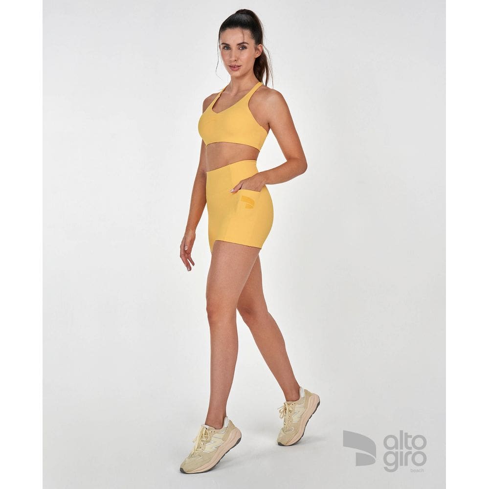 Short Curto com Bolso Alto Giro Amarelo Suave