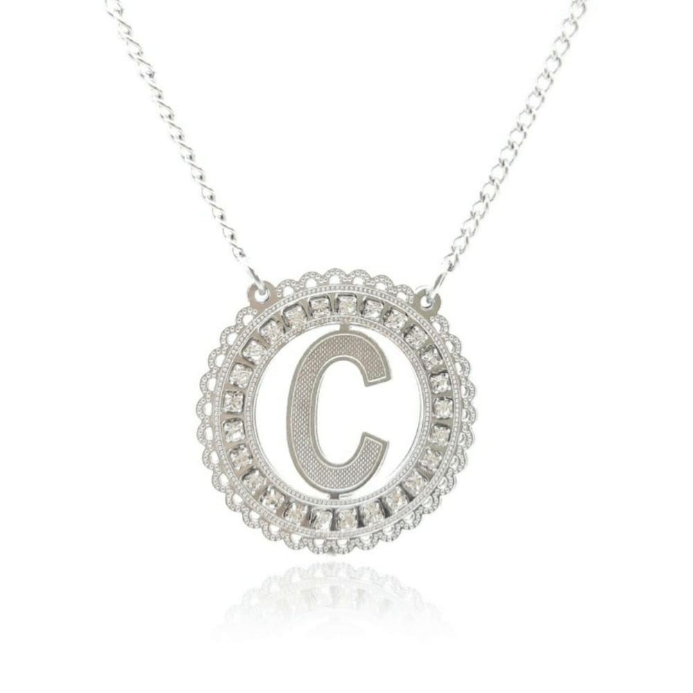 Colar de letra inicial C cravejado com cristais brancos em aço