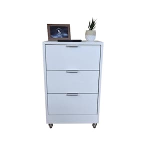 Mesa De Cabeceira 40Cm 3 Gaveta Quarto Pux. Cinza Rodinha