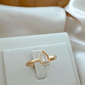 Anel Gota Cristal e Três Pontos de de Luz Banhado a Ouro