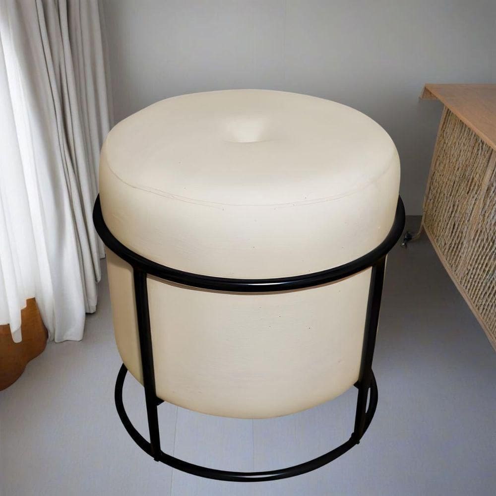 Puff De Ferro Decorativo Redondo Para Sala Argola Glamour Bege Base Pés preto