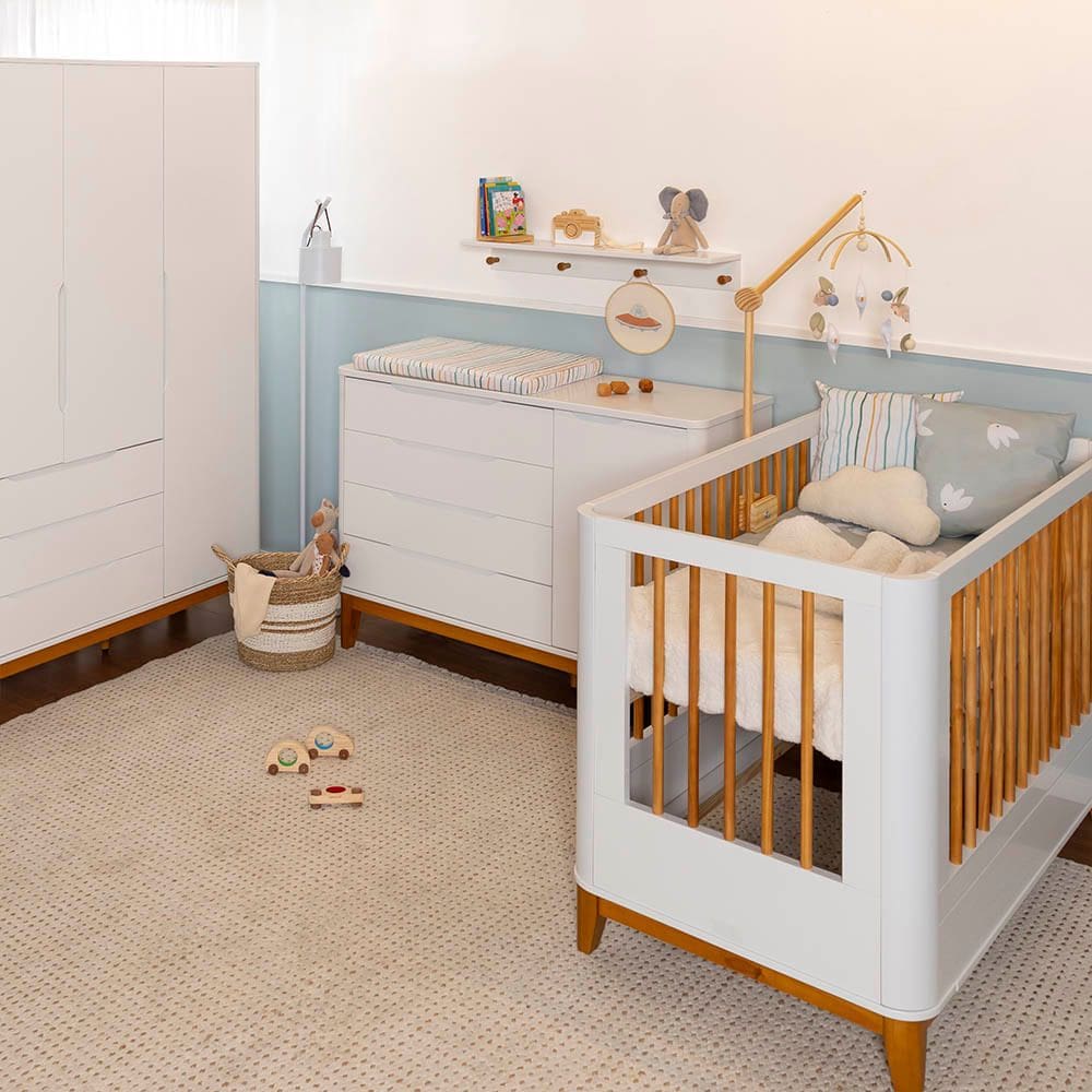 Kit Quarto Infantil Boom com Pés Square - Berço Slim + Cômoda 4 Gavetas e 1 Porta + Guarda-Roupa 3 Portas - Branco