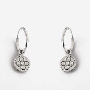 Brincos Argola Com Chapinha Com Desenho De Flor Prata 925