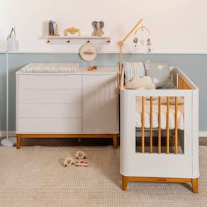 Kit Quarto Infantil Boom com Pés - Berço Slim + Cômoda 4 Gavetas e 1 Porta - Branco